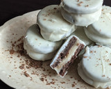 Foto del paso 7 de la receta: Alfajores bañados en chocolate