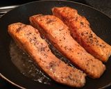 Hình bước làm 2 của món Fillet Cá hồi sốt cam