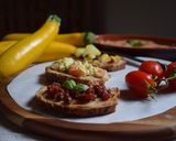 Foto del passaggio 7 della ricetta Tris di bruschette estivo