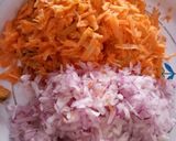 A picture of step 1 of Carrot and onion rice with pepper chicken.