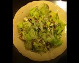Une image de l'étape 2 de Salade de romaine au roquefort et noix du jardin.