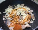รูปขั้นตอนการทำที่ 5 ของ มาม่าผัดไข่เค็มหมู