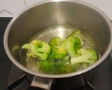 Foto langkah ke 2 dari resep Bening Brokoli Sosis Ayam.