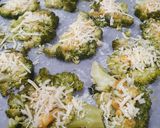 Foto del paso 3 de la receta: 🥦Snack de brócoli con parmesano y salsa de alubias para dipear 🥣