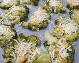 Foto del paso 3 de la receta: 🥦Snack de brócoli con parmesano y salsa de alubias para dipear 🥣