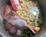 Foto del paso 1 de la receta: Caldo de madre total de los que levanta el cuerpo en cada cucharada