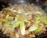 Foto del paso 11 de la receta: Bifes de chorizo con guarnición de puerros y hongos al vino blanco