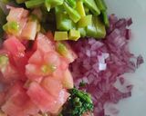 Foto del paso 1 de la receta: Ensalada🍱casera🥙fresca de aguacate y tomate🥑🍅🥗