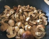 Házi tortellini erdei gombamártással recept fázis 2 fotója