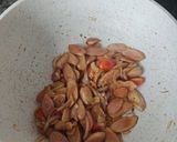 Foto langkah ke 3 dari resep Tumis Sosis Bawang Bombay.