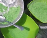 Foto langkah ke 3 dari resep Kue putu dengan cetakan.