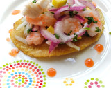 Foto del paso 7 de la receta: Patacones de guineo con ceviche de pescado blanco y camarón