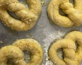 Foto langkah ke 6 dari resep Soft Pretzel.