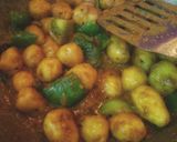 A picture of step 3 of Potato Capsicum curry.