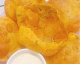 Hình bước làm 3 của món Aloo puri (bánh khoai tây chiên phồng Ấn Độ)
