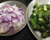 A picture of step 1 of Bhindi ki sabji desi style ki.