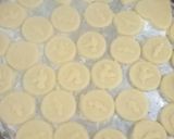 Foto del paso 5 de la receta: Galletitas económicas.ideal para lluvia y cuarentena... que