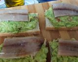 Foto del paso 6 de la receta Tosta de guacamole y sardina ahumada con tomate y mozzarella