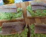 Foto del paso 6 de la receta: Tosta de guacamole y sardina ahumada con tomate y mozzarella