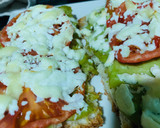 Foto del paso 3 de la receta: Tosta de aguacate, tomate y queso de cabra🥖🧀🥑🍅
