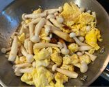Foto langkah ke 2 dari resep Jamur Shimeji Cah Telur.