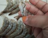 Foto langkah ke 1 dari resep Udang Bawang Goreng Sambal Embe.
