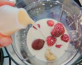 Foto langkah ke 2 dari resep Strawberry Banana Smoothie.