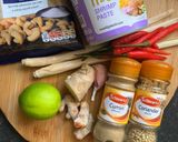 A picture of step 1 of Chicken laksa.