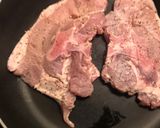Foto del paso 1 de la receta: Chuletas de cerdo sabor clásico