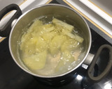Foto del paso 2 de la receta: Gulas al ajillo con huevos estrellados