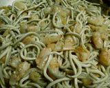 Foto del paso 2 de la receta: Gulas con langostinos al ajillo