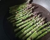 Foto del passaggio 1 della ricetta Asparagi con briciole di uova