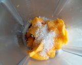 A picture of step 2 of Mango shake.