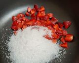 Foto langkah ke 1 dari resep Korean strawberry milk.