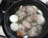 A picture of step 3 of Daikon Radish And Carrot In Pork Rib Soup.
