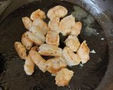 Foto del paso 2 de la receta: Aguacate relleno de camarones