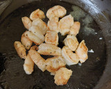 Foto del paso 2 de la receta: Aguacate relleno de camarones