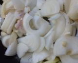 Foto del paso 1 de la receta: Ensalada de cebollas doradas amieladas al disco