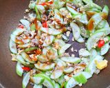 รูปขั้นตอนการทำที่ 5 ของ แตงกวาผัดไข่+หมูสับ