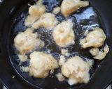 A picture of step 5 of Gobi pakora Cauliflower fritters.