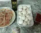 Foto del paso 1 de la receta: Salteado de champiñones con gambas y taquitos de jamón