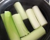 Foto del paso 1 de la receta: Rollitos de puerro con jamón y queso al horno