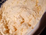 Tort cu crema de cioc albă, frișca, mascarpone și fructe
