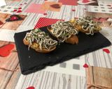 Foto del paso 5 de la receta: Tostadas de gula al ajillo con tortilla de perejil picado