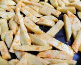 Foto del paso 2 de la receta: Papas bastón crocantes al horno