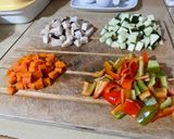 Foto del passaggio 1 della ricetta Insalata estiva di cous cous 🫑🌽🍅🧅🏳️‍🌈☮️🇺🇦