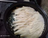 Foto langkah ke 4 dari resep Jamur enoki pedas simpel.