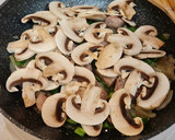 Foto del paso 5 de la receta: Salteado de magro de cerdo con champiñones y pimientos italianos