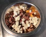 Une image de l'étape 5 de Salade de melon au jambon cru,feta grecque et petits oignons marinés.