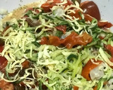 Foto del paso 8 de la receta: Espaguetis de calabacín con ceviche de atún al aroma de lima y albahaca